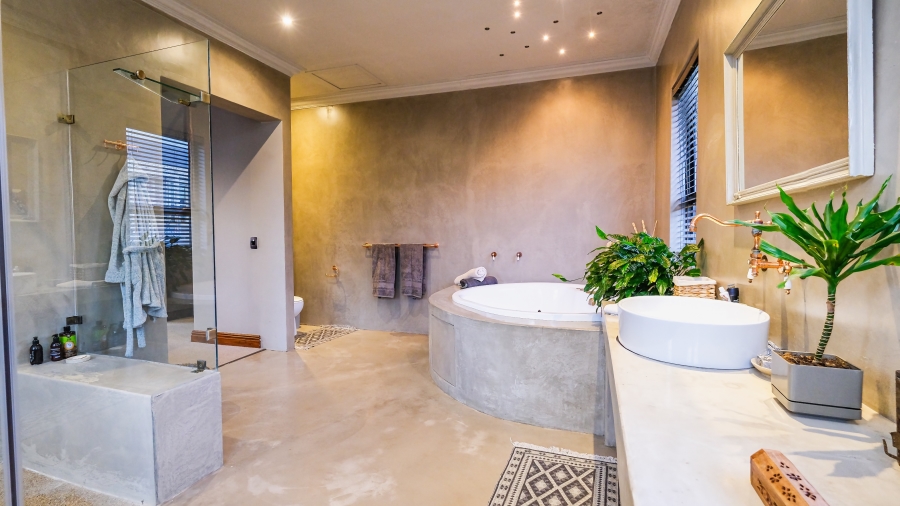 5 Bedroom Property for Sale in Kraaibosch Manor Western Cape